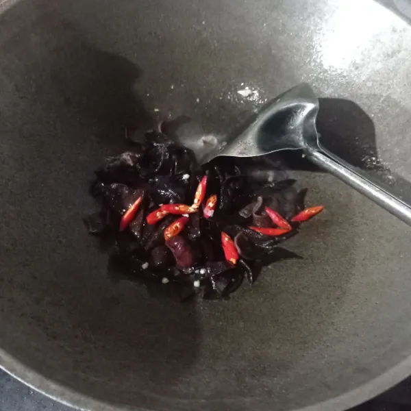Masukkan jamur kuping dan cabe, aduk sampai rata.