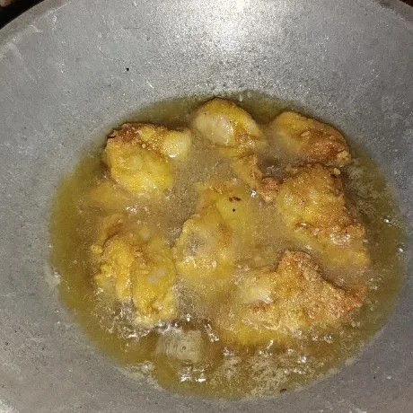 Goreng ayam dengan minyak panas sampai warna nya coklat keemasan, jika sudah matang angkat lalu sajikan.