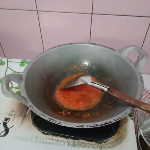 Haluskan bawang merah, bawang putih, jahe, cabe merah, dan tomat. Kemudian, tumis bumbu halus hingga harum dan matang. Tambahkan air dan aduk rata.