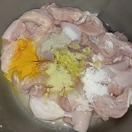 Masukkan bumbu halus yang telah diuleg dan di tambah lada, kunyit, garam, dan kaldu penyedap.