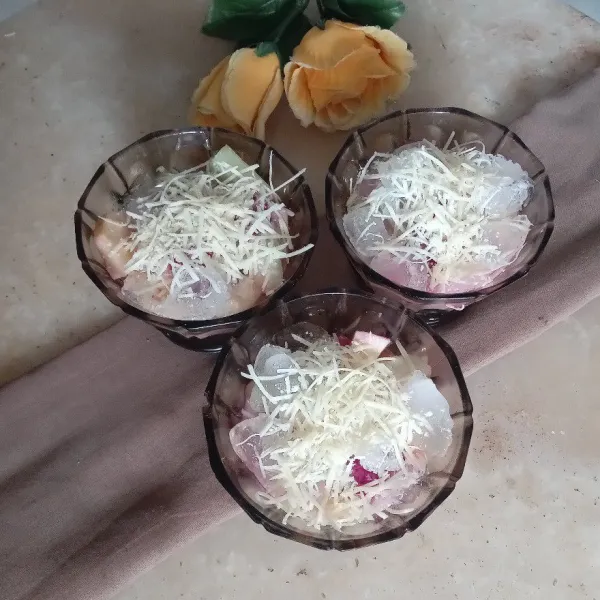 Taburi dengan keju parut lalu sajikan. Cocok dimakan di musim panas.