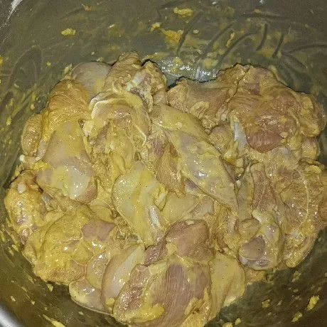 Setelah diaduk rata diamkan selama kurang lebih 30 menit agar bumbu meresap.