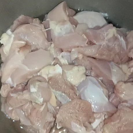 Potong-potong ayam kecil-kecil lalu cuci bersih.