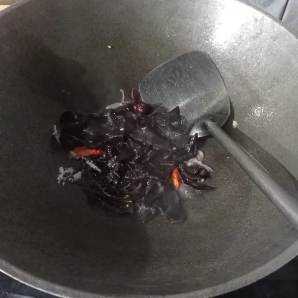 Tuang air. Kemudian bumbui dengan garam, gula, dan kaldu bubuk. Lalu, aduk rata.