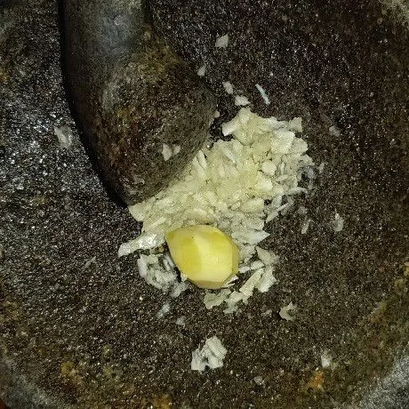 Uleg halus bawang putih dan jahe.