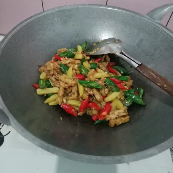 Masukkan tempe dan kentang. Aduk rata dan tambahkan air. Kemudian masukkan kecap inggris, gula, garam, penyedap. Aduk rata. Kemudian masak sampai matang dan bumbu meresap. Hidangan siap disajikan!