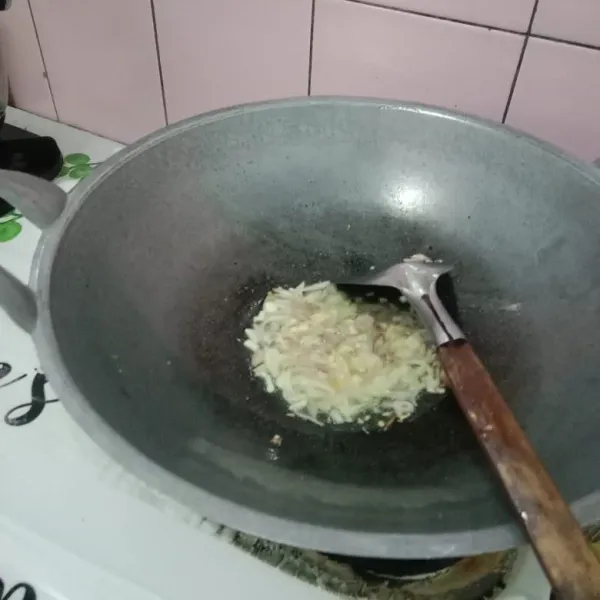 Tumis bawang merah dan bawang putih hingga harum dan matang.