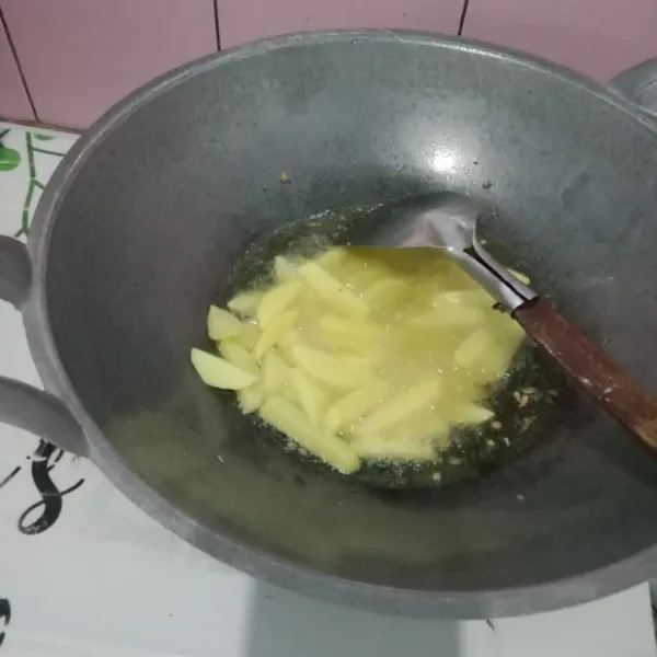 Goreng kentang hingga kecoklatan. Angkat kemudian sisihkan.
