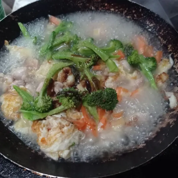Masukkan air, brokoli, wortel, garam, saus tiram, lada, kaldu bubuk, dan gula pasir. Kemudian, aduk rata.