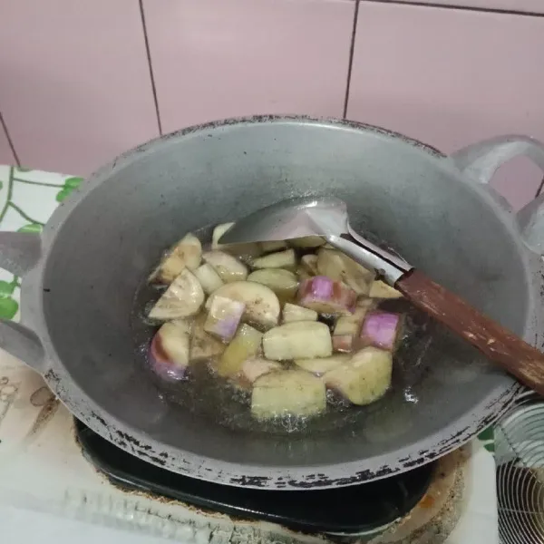 Goreng terong terlebih dahulu sampai kecokelatan.