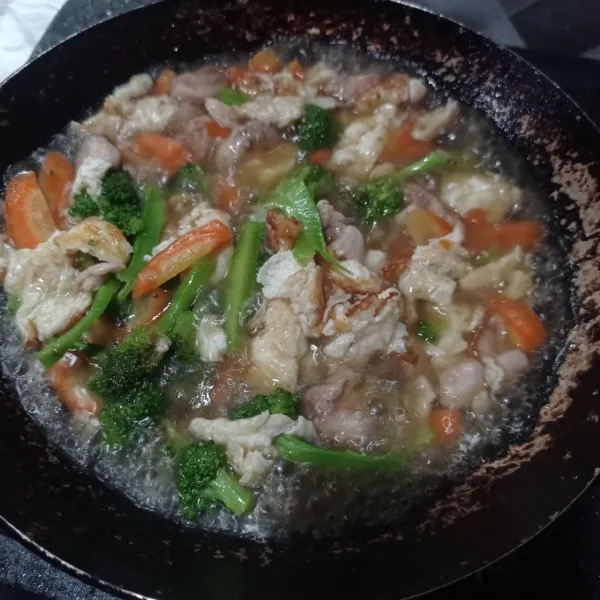 Masak sampai matang. Kemudian, cek rasa dan kentalkan dengan larutan tepung maizena. Matikan api.