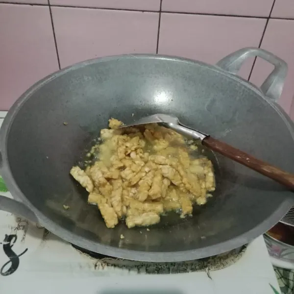 Goreng tempe hingga kecokelatan. Kemudian, angkat dan sisihkan.