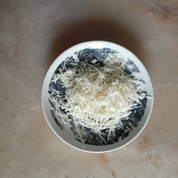 Ambil keju secukupnya, sesuaikan dengan selera. Lalu, parut panjang-panjang.