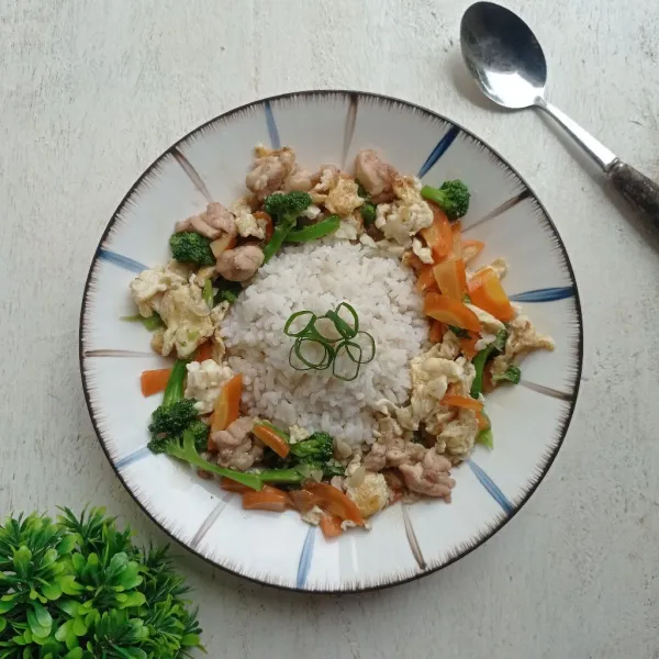 Siapkan piring saji, beri nasi lalu siram dengan tumisan tadi. Hidangan siap disajikan!