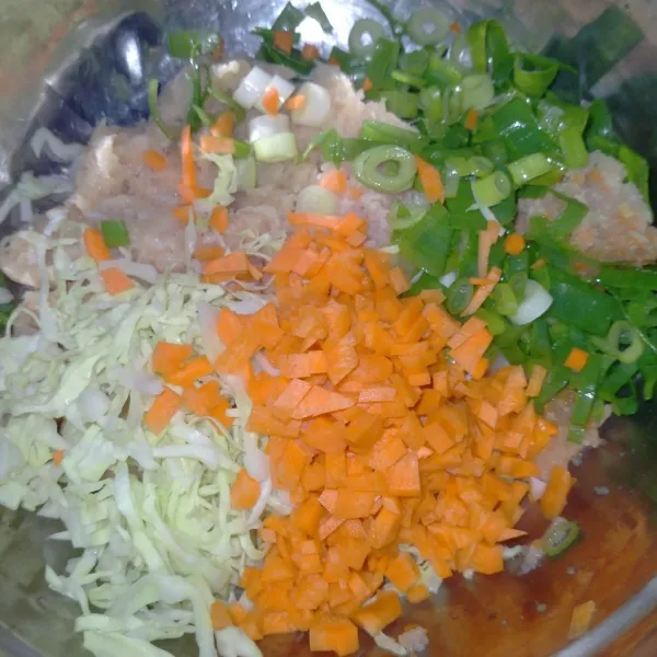 Potong-potong sayur dan daun bawang.