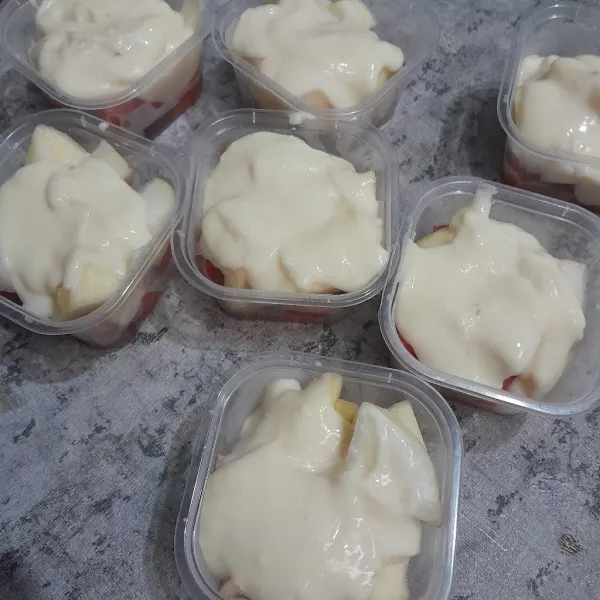 Tuang dengan saos salad dan parutan keju, simpan dalam lemari es selama 2 jam, siap disajikan.