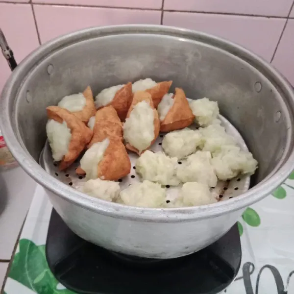 Bentuk sebagian adonan membentuk aci bulat, kemudian kukus bersama tahu aci. Kukus hingga matang.