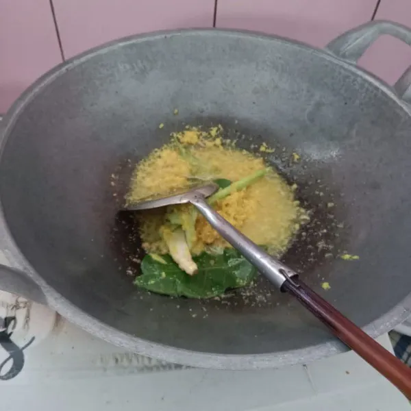 Tumis bumbu halus hingga harum dan matang. Tambahkan air, santan, garam, gula, dan penyedap. Aduk rata.