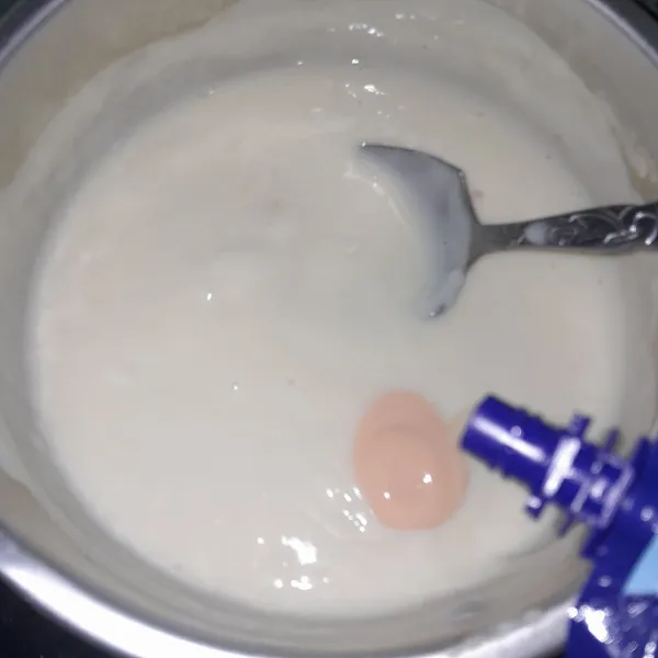 Lalu tambahkan yogurt, aduk rata.