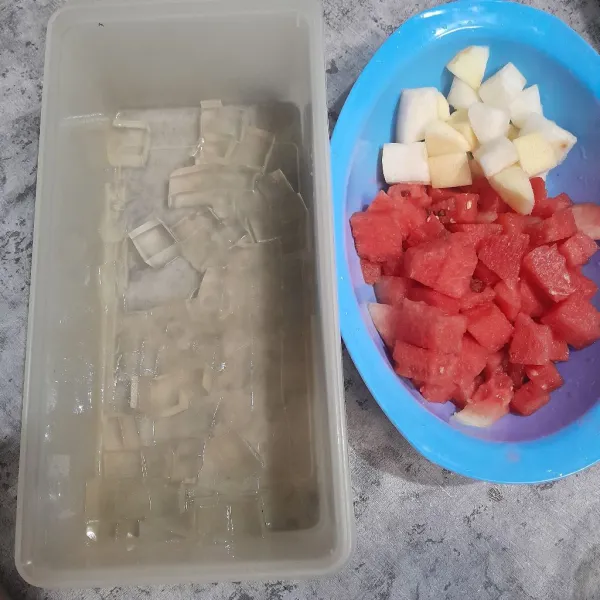 Siapkan buah lalu potong-potong.