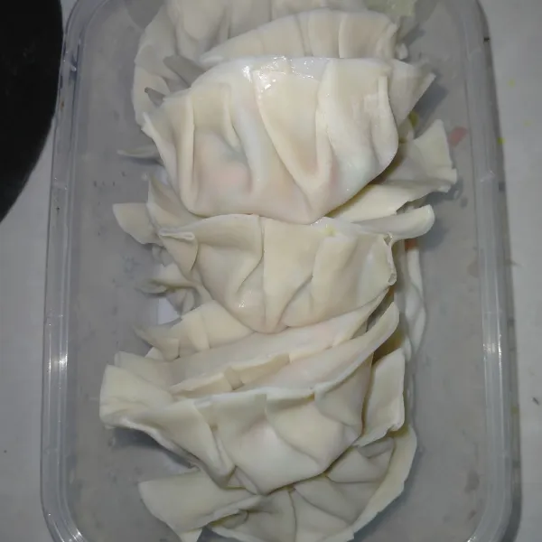 Isi pada kulit gyoza dan lipat. Gyoza bisa langsung dikukus atau disimpan dalam freezer.