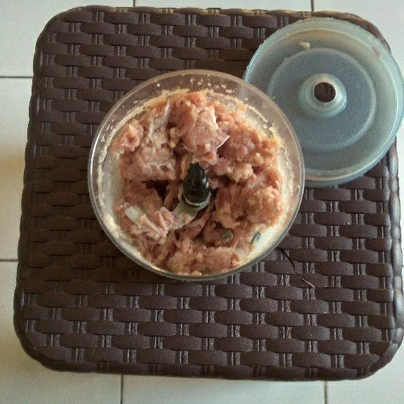 Haluskan daging sapi dan bawang putih.