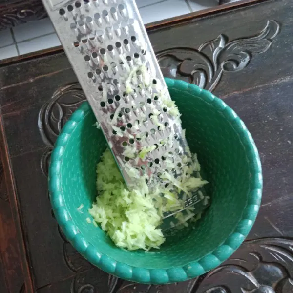 Kupas kulit labu, cuci bersih, kemudian parut.