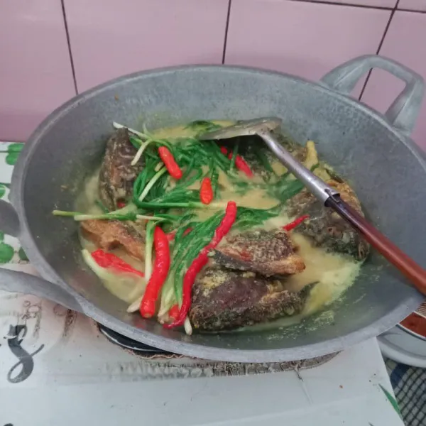 Masukkan ikan, daun salam, daun bawang, cabe merah, dan sereh yang sudah digeprek. Aduk rata dan masak sampai bumbu meresap. Siap disajikan!