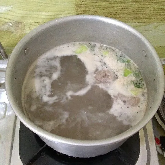 Rebus 600 ml air. Masukkan bawang putih, bawang merah, dan daun seledri sampai harum. Tambahkan garam, kaldu, dan merica bubuk. Tata bihun, sawi hijau, dan bakso di mangkok. Kemudian siram dengan kuah serta taburi dengan bawang merah goreng dan daun seledri.