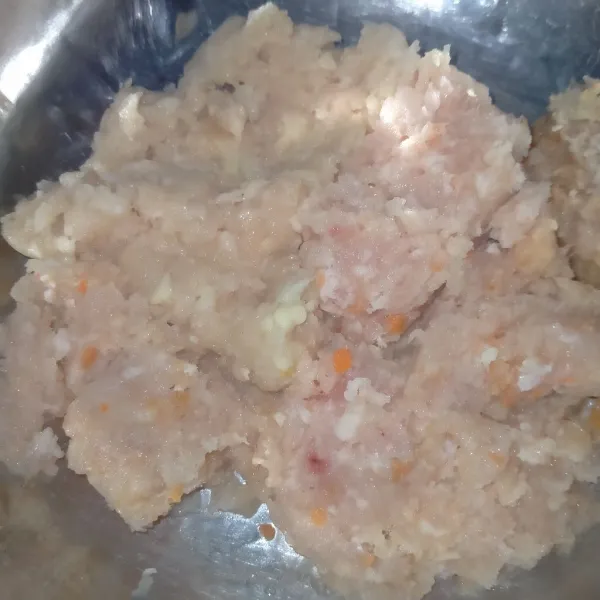 Giling ayam tanpa tulang.