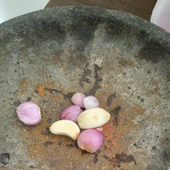 Haluskan bawang putih, bawang merah, dan jinten.