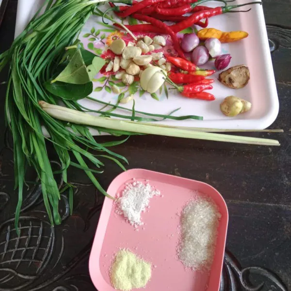 Siapkan bahan bumbu yang akan dihaluskan.