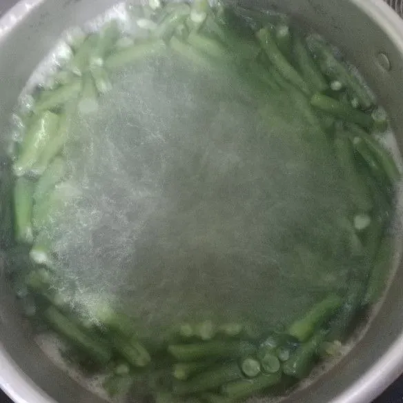 Tunggu hingga bumbu meresap. Jangan terlalu lama, agar kacang tidak terlalu matang.