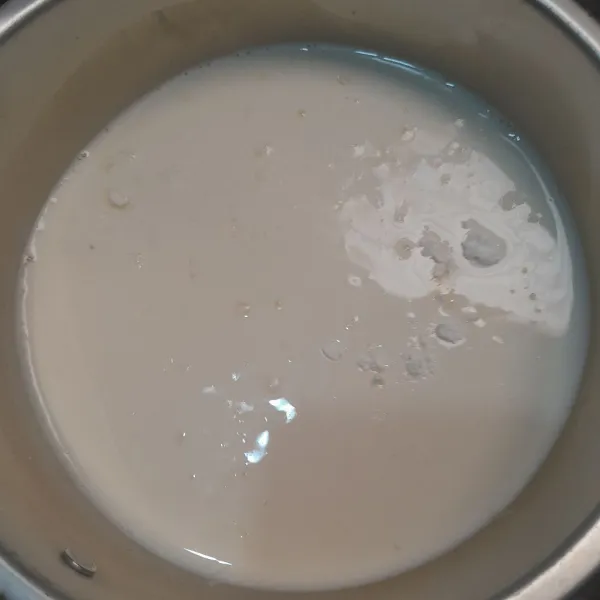 Tuang susu cair, masak sampai meletup-letup lalu matikan kompor.
