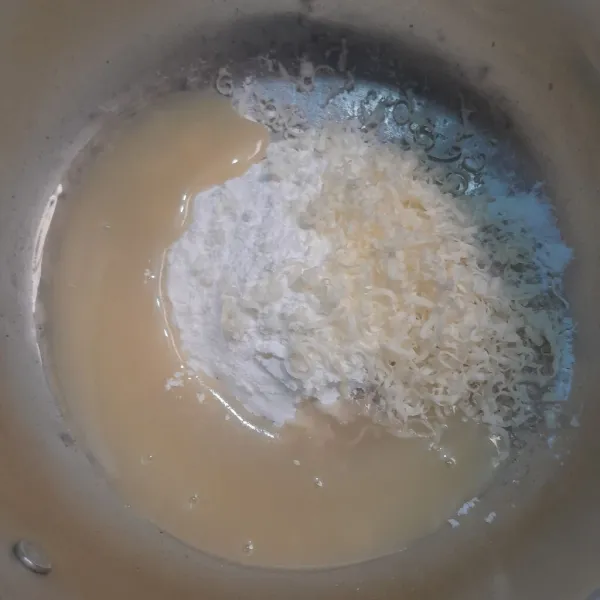 Masukan ke dalam panci susu kental manis, maizena dan keju parut.