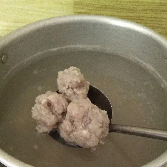 Masak bakso sampai matang, jika sudah mengapung angkat dan tiriskan.