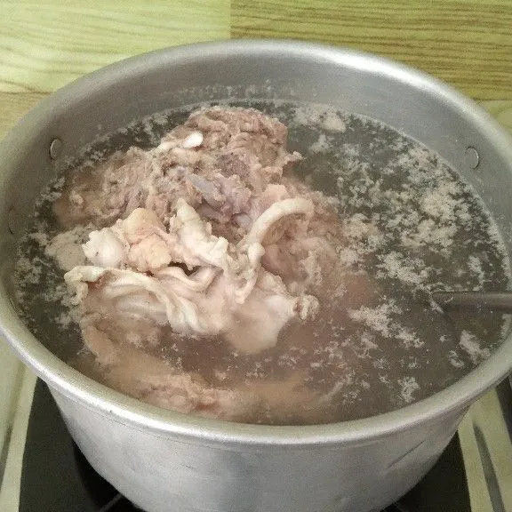 Rebus daging sampai buih keluar. Angkat dan potong kecil daging.