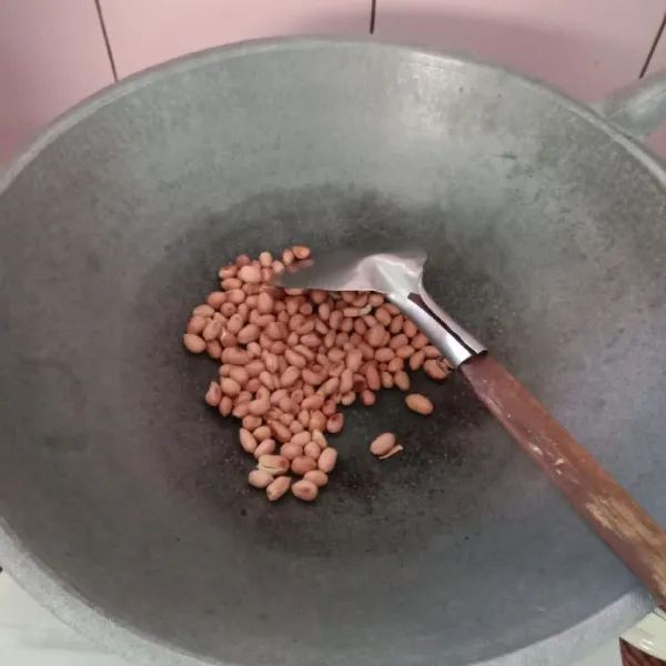 Sangrai kacang tanah sampai matang, kemudian ulek bersama garam dan penyedap. Tambahkan sedikit air, lalu aduk rata. Kemudian tumis bumbu kacang hingga matang. Tata tahu aci, aci, dan tambahkan kentang rebus serta telur rebus sebagai pelengkap. Setelah itu siram dengan bumbu kacang, saos sambal, dan kecap. Siomay siap disajikan!