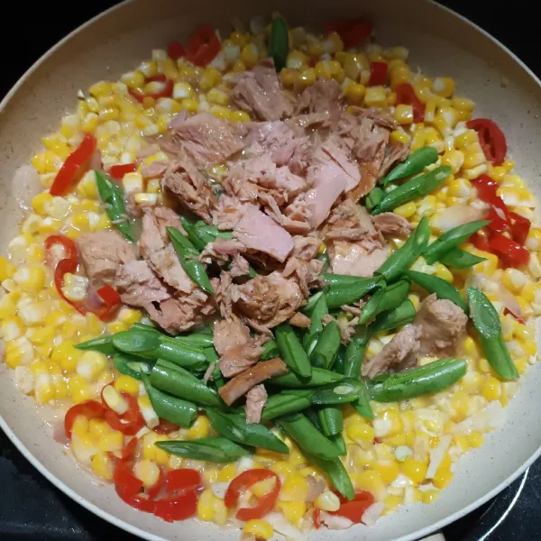 Lalu, masukkan buncis dan tuna. Aduk sampai buncis agak layu.