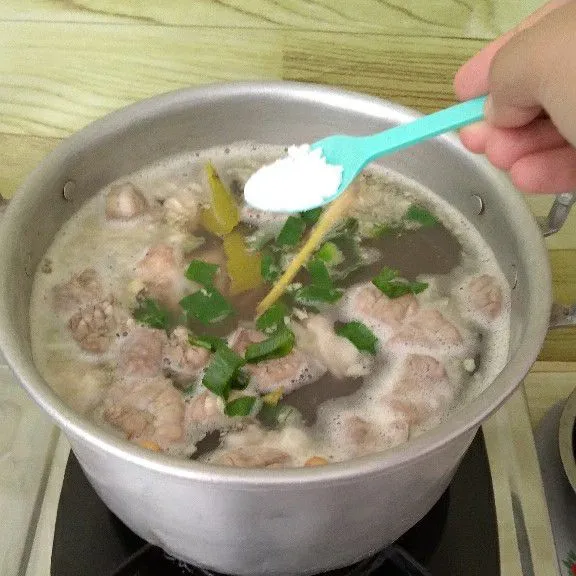 Tambahkan garam, kaldu, dan lada bubuk. Tata nasi, kecambah, daging sapi, dan cabe rebus di mangkok. Siram dengan kuah dan taburi dengan daun seledri serta bawang merah goreng.