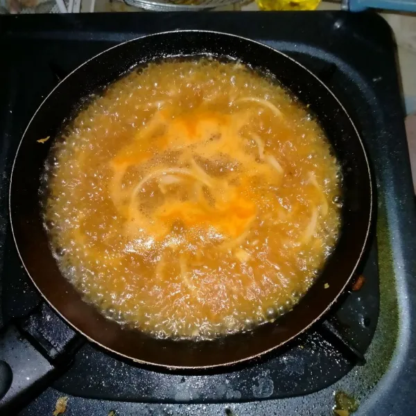 Tumis bawang putih dan bawang bombay hingga halus, lalu masukkan saus dan sedikit air.