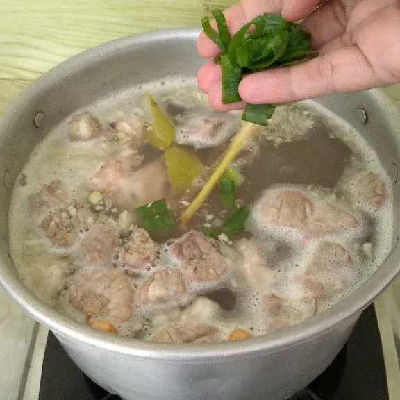 Tambahkan daun bawang iris, kemudian aduk merata.