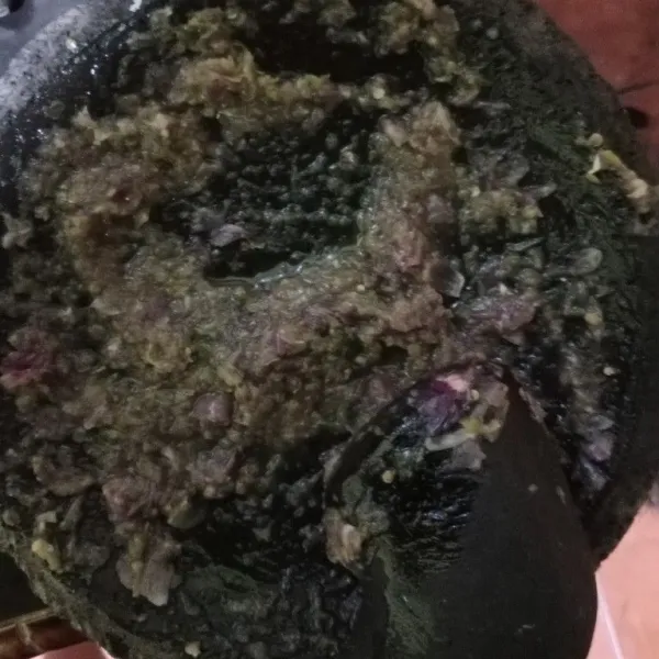 Haluskan bumbu.