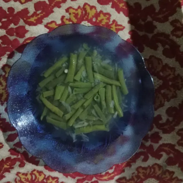 Cek rasa, kemudian tuang ke wadah. Sayur bening kacang panjang siap disajikan!