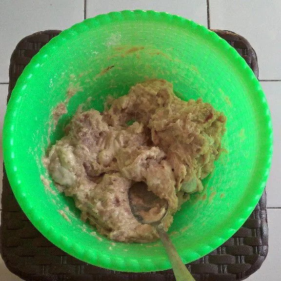 Pindahkan ke baskom. Campur daging dan bubuk jelly, garam, dan merica bubuk.