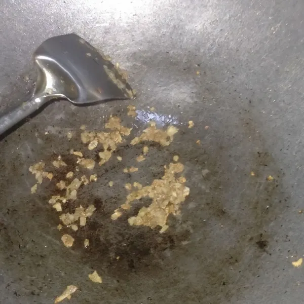 Tumis bawang putih yang sudah dihaluskan.