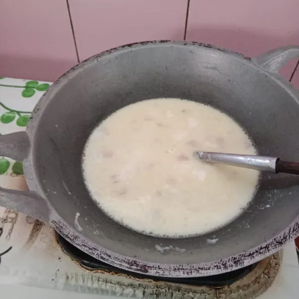 Campurkan tepung terigu dan tepung tapioka. Kemudian tambahkan bawang merah dan bawang putih yang sudah dihaluskan, labu, garam, dan penyedap. Aduk rata. Kemudian tambahkan air, aduk-aduk, dan masak hingga matang serta menggumpal.