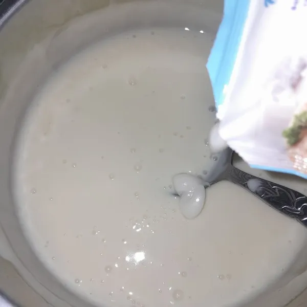 Lalu masukan mayonaise.
