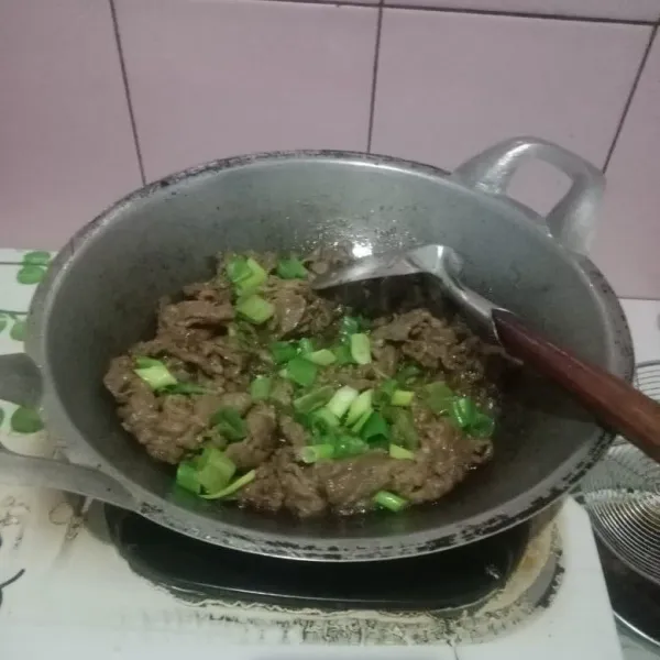 Terakhir, tambahkan irisan daun bawang. Aduk rata dan siap disajikan.