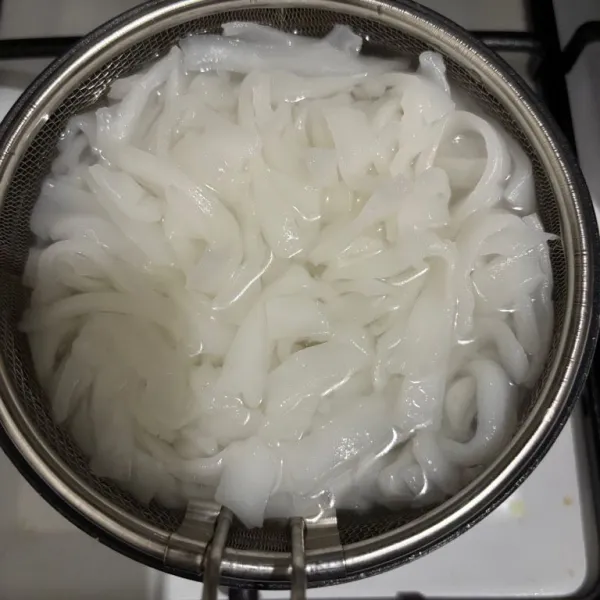 Didihkan air dan masukkan minyak goreng. Lalu, masukkan kwetiau selama 3 menit. Angkat dan tiriskan.